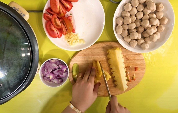 Chuẩn bị nguyên liệu lẩu cá linh