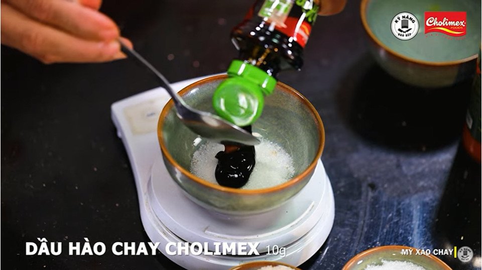 Chuẩn bị nước sốt đậm đà cho món mì xào chay