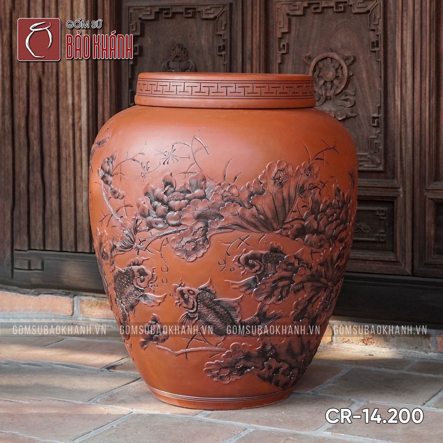 Chum sành ngâm rượu đắp nổi với hoa văn truyền thống Việt Nam
