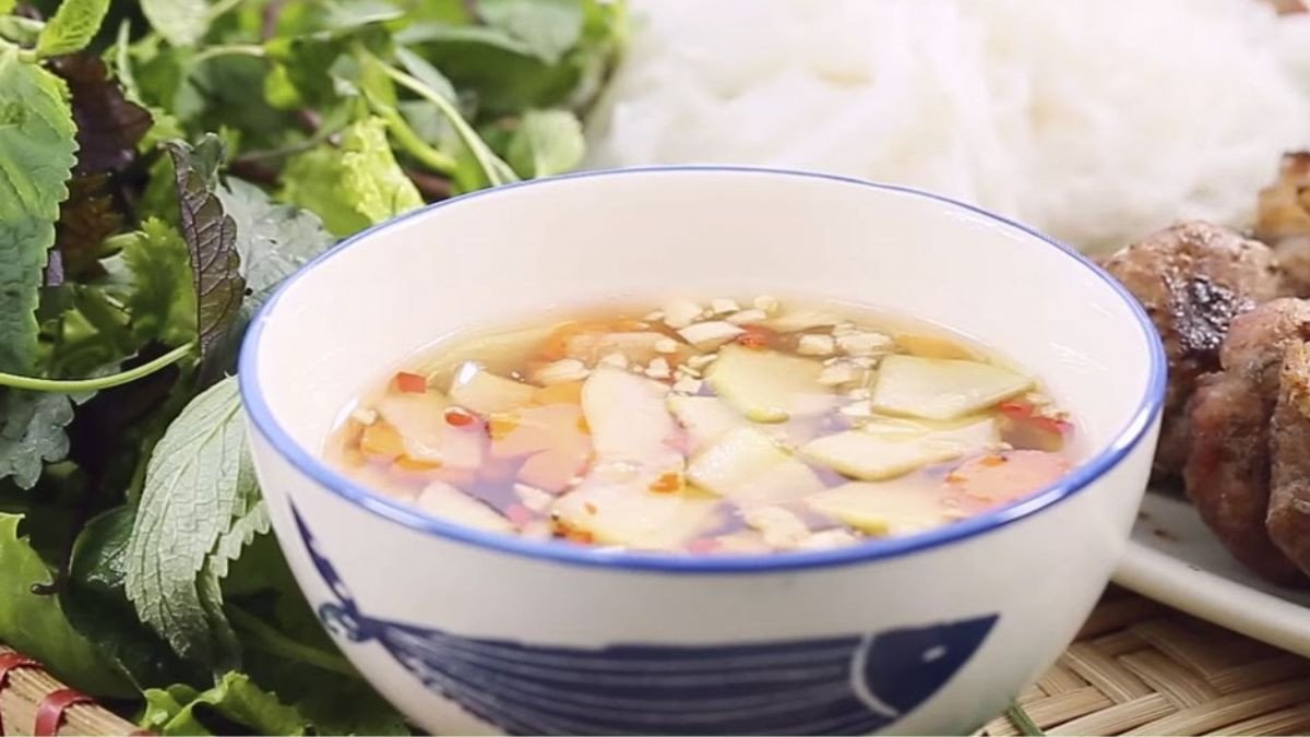 Chưng nước hàng tạo màu đẹp cho chả viên thịt lợn