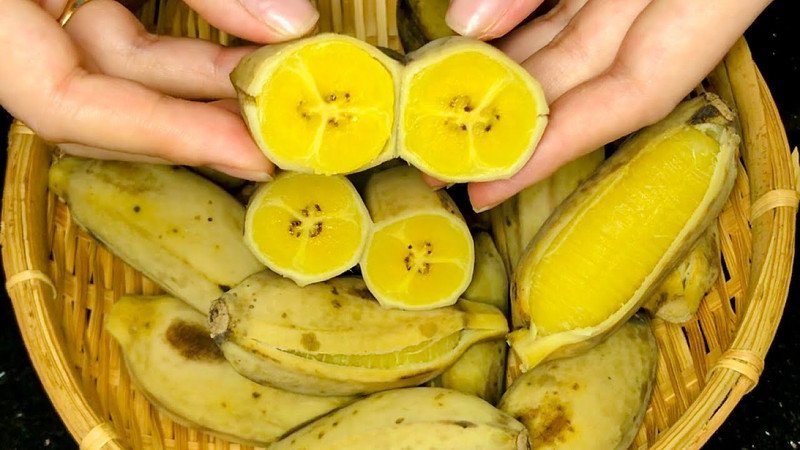 Chuối sáp luộc nguyên vỏ sẵn sàng thưởng thức