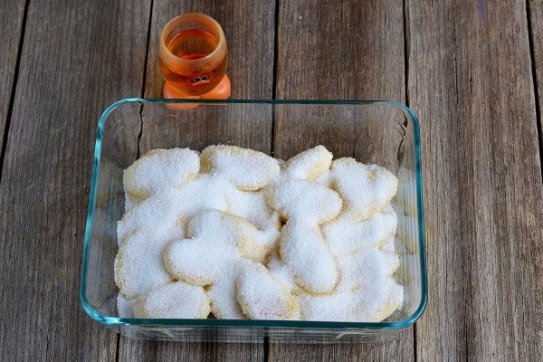 Chuối sứ cắt lát đều để làm bánh chuối nướng cốt dừa