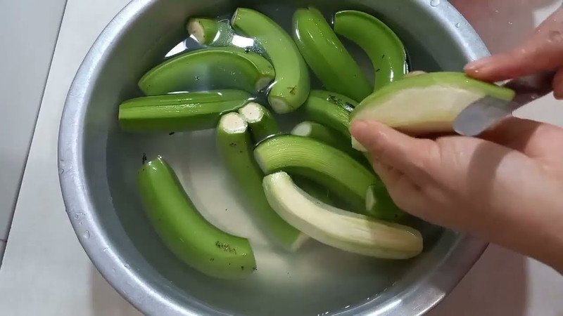Chuối xanh đã gọt vỏ, ngâm nước muối loãng để tránh thâm