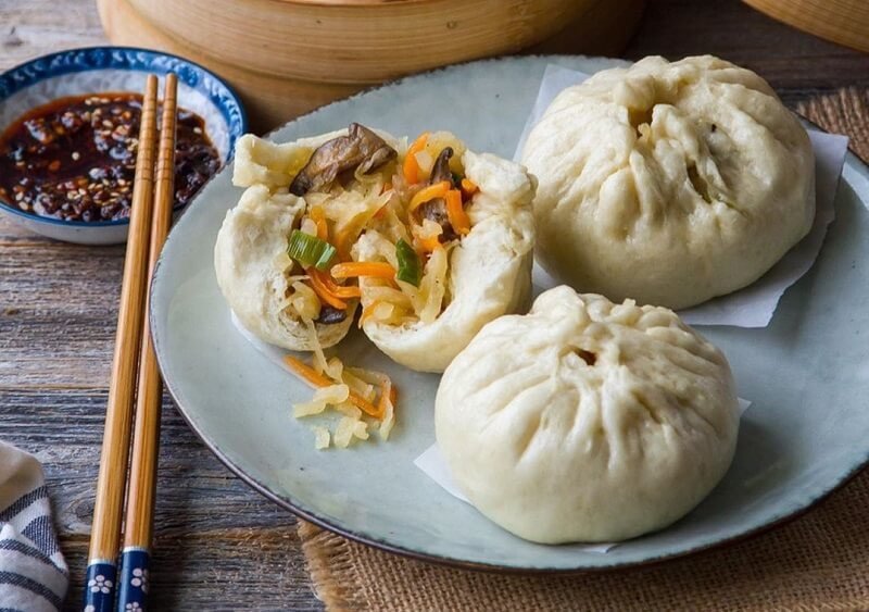 Cô gái cân nhắc việc ăn bánh bao trong chế độ giảm cân