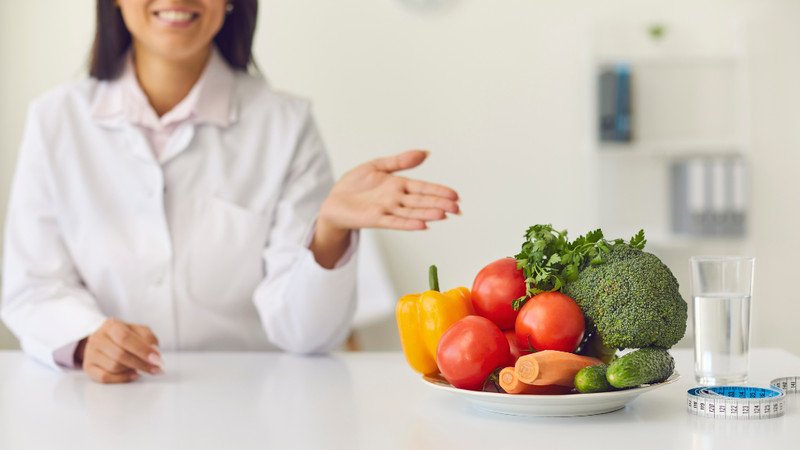 Cô gái đang cân nhắc lượng calo để ăn tré trộn không tăng cân, kiểm soát khẩu phần ăn
