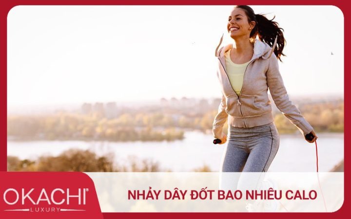 Cô gái đang nhảy dây với động tác kỹ thuật đúng để đốt calo hiệu quả