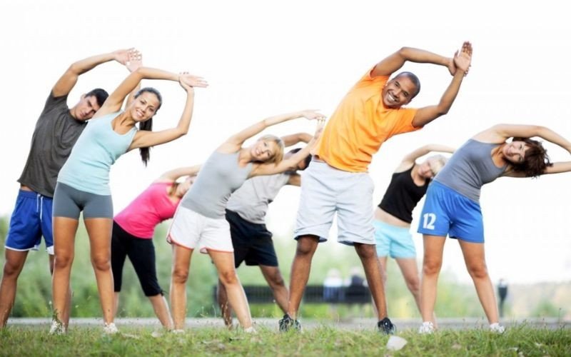 Cô gái tập yoga sau khi ăn để đốt cháy calo từ bánh bao chiên