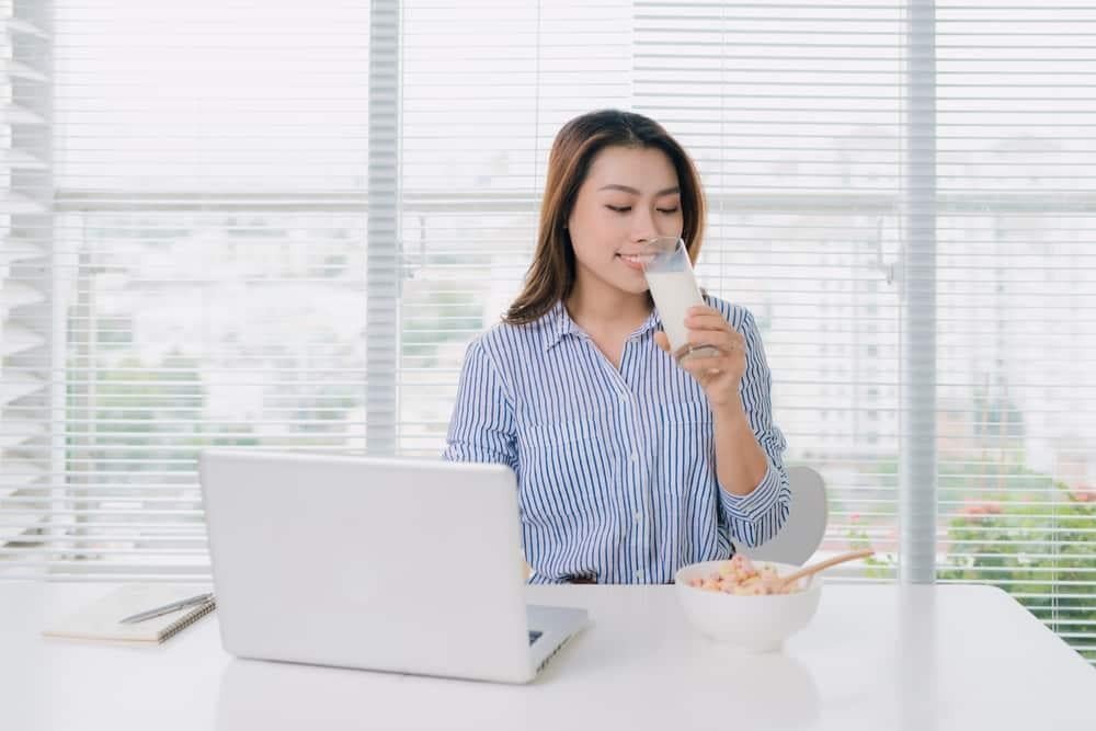 Cô gái thưởng thức ly sữa hạnh nhân tốt cho sức khỏe