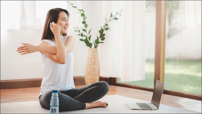 Cô gái trẻ năng động chạy bộ, minh họa cho việc vận động để đốt cháy calo từ bánh lỗ tai heo