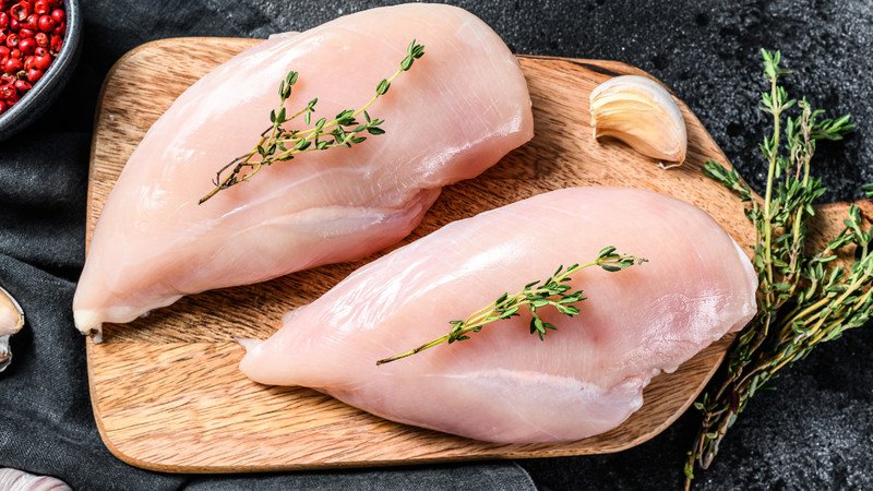 Có thể chọn ức gà hoặc tôm để cung cấp protein chất lượng cao mà không làm tăng lượng chất béo bão hòa