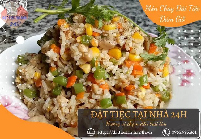 Cơm chiên chay nóng hổi, đầy màu sắc
