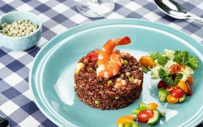 Cơm chiên gạo lứt đỏ rau củ, món ăn đổi vị hấp dẫn