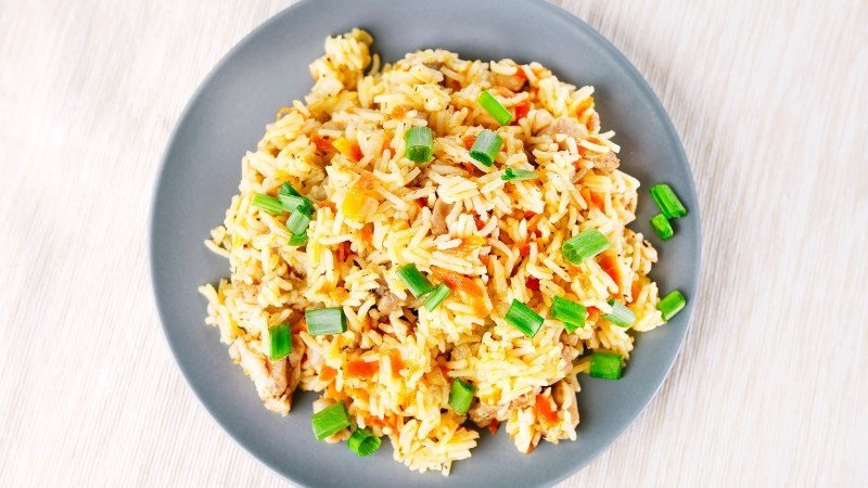 Cơm chiên kết hợp nhiều nguyên liệu để cân bằng dinh dưỡng, đẹp mắt và hấp dẫn