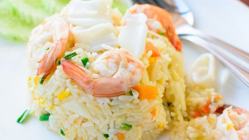 Cơm chiên tôm vàng ruộm, cung cấp năng lượng