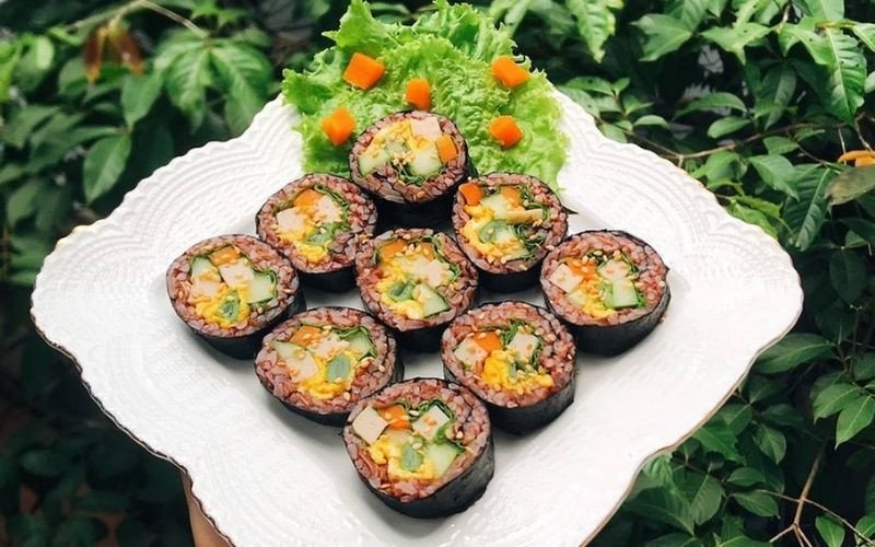 Cơm cuộn từ gạo lứt đỏ, món ăn tiện lợi và lành mạnh cho người bận rộn