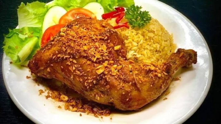 Cơm gà có hàm lượng calo khá cao, nếu ăn quá nhiều sẽ gây tăng cân
