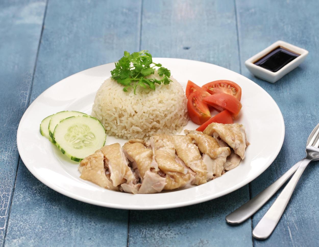 Cơm gà Hội An trình bày đẹp mắt cùng dưa chuột và rau sống