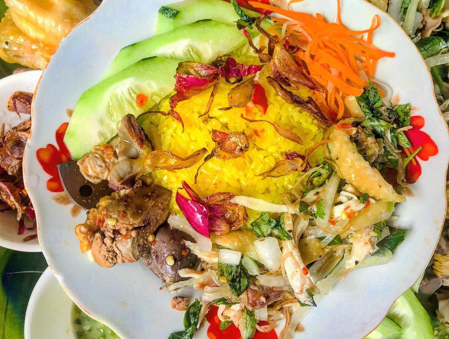 Cơm gà màu vàng óng ả, thịt gà xé phay và rau thơm