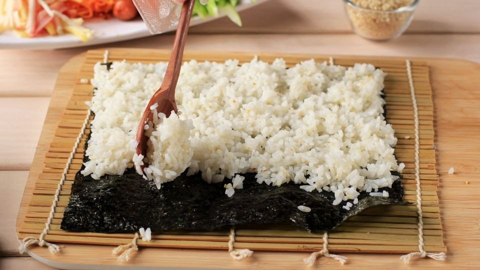 Cơm gạo lứt đã trộn gia vị và mè rang thơm lừng