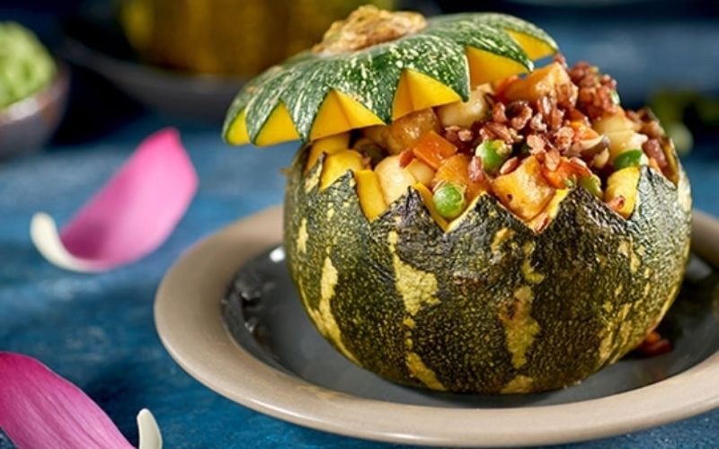 Cơm gạo lứt đỏ nấu cùng bí đỏ, hạt sen và đậu bi thơm ngon bổ dưỡng