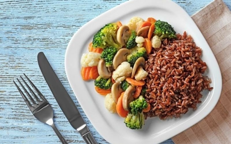 Cơm gạo lứt đỏ trộn rau củ, món ăn sáng dinh dưỡng, dễ làm