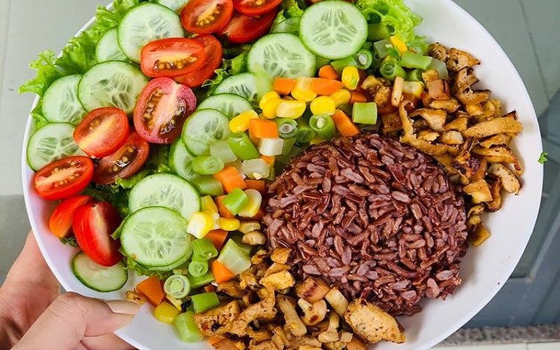 Cơm gạo lứt kèm salad rau củ cho bữa ăn lành mạnh