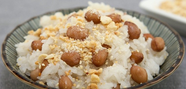 Cơm nếp lạc thơm ngon chuẩn bị thưởng thức