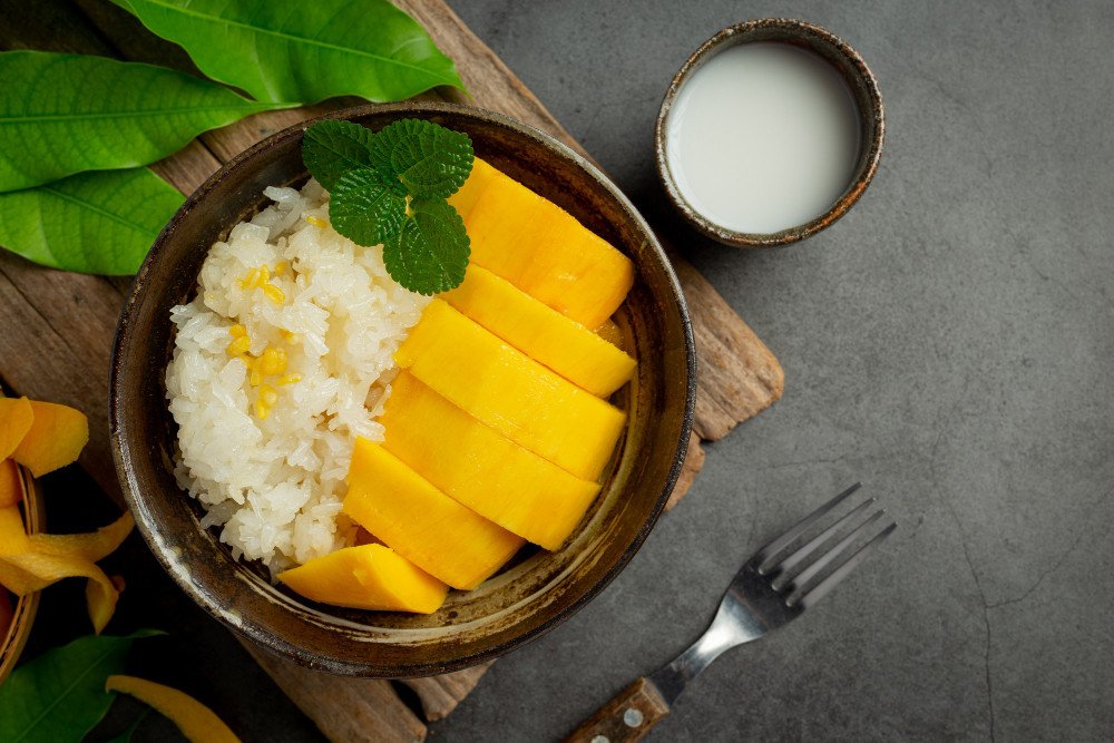 Cơm nếp xoài ăn kèm nước cốt dừa
