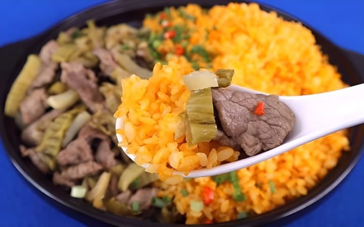 Cơm rang dưa bò với thịt bò và rau thơm, minh họa món ăn giàu năng lượng.