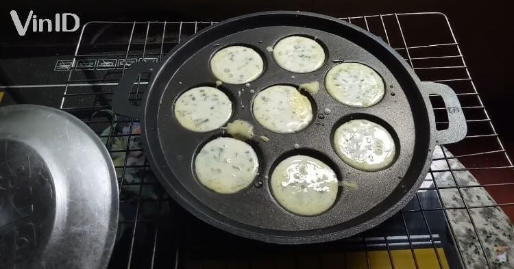 Công đoạn đổ bánh khọt nước cốt dừa