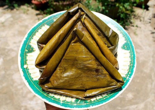 Công đoạn gói bánh gói Nghệ An trên lá chuối với nhân thịt mộc nhĩ
