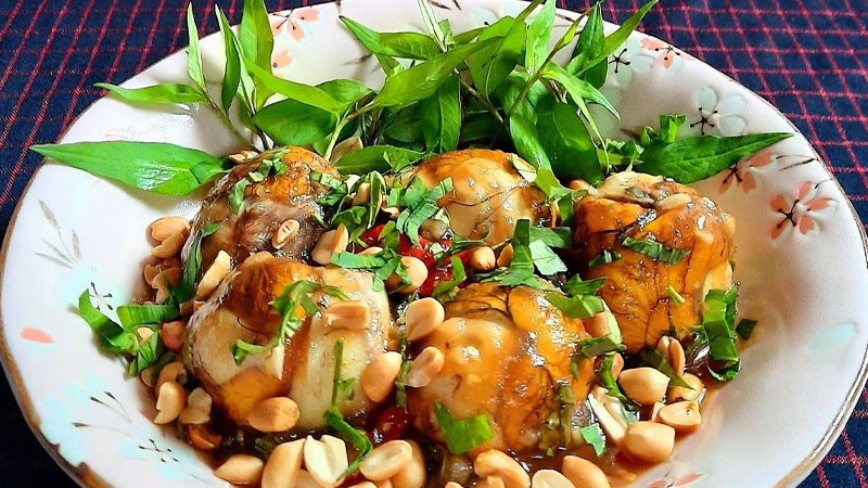 Công thức làm hột vịt lộn xào me tại nhà