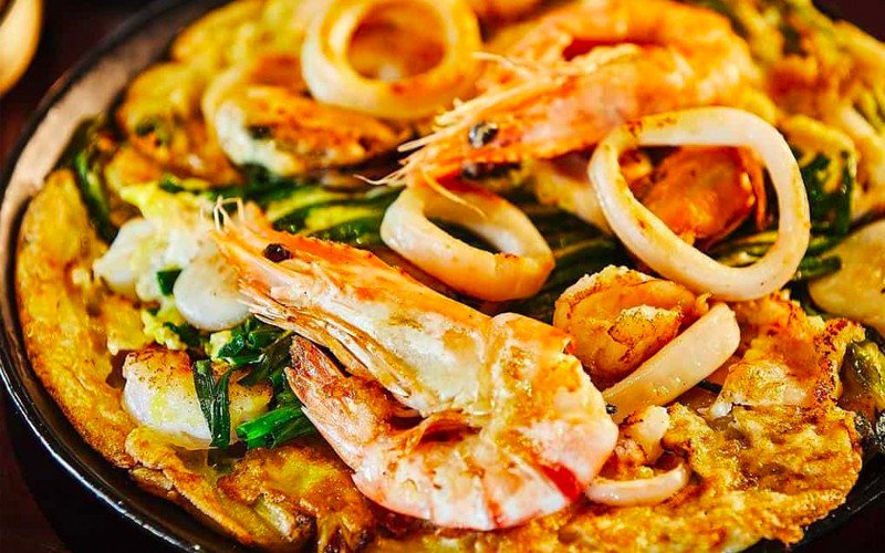 Công thức pha bột bánh xèo kiểu Hàn Quốc độc đáo, kết hợp hải sản và rau củ tươi ngon.