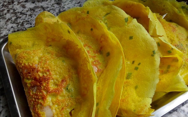 Công thức pha bột bánh xèo miền Nam chuẩn vị, sử dụng bột chiên giòn và nước cốt dừa để tăng độ béo, giòn.