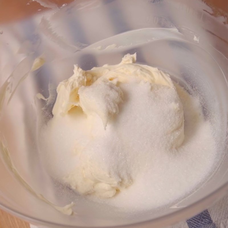 Cream cheese sau khi đánh bông mịn làm kem bánh