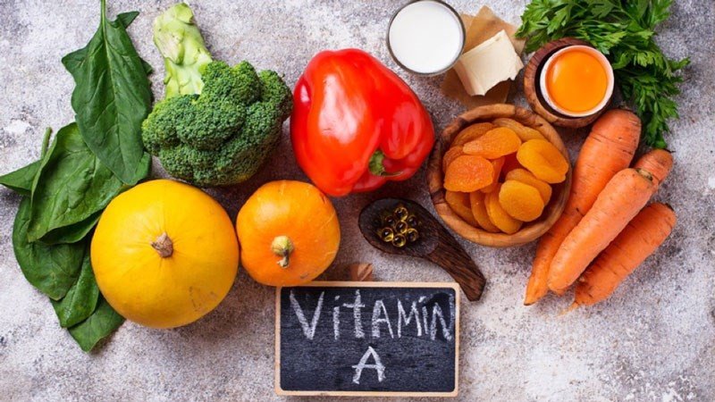 Củ cà rốt tươi và các lát cà rốt thể hiện sự giàu vitamin A và beta-carotene