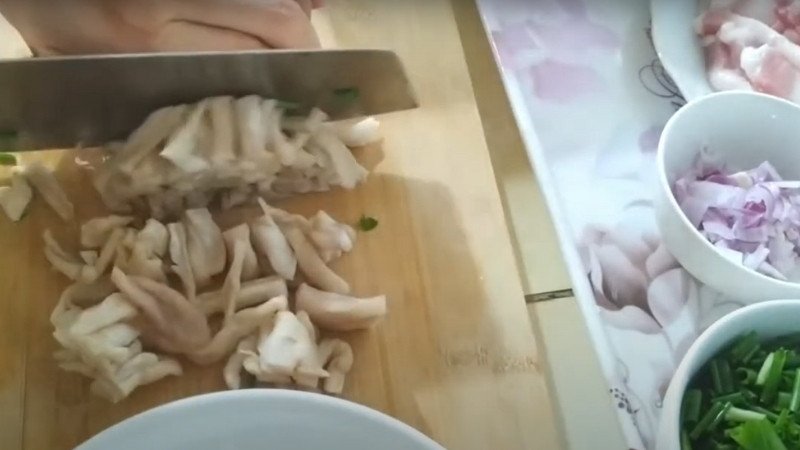 Củ cải khô đã ngâm nở và thái khúc sẵn sàng xào