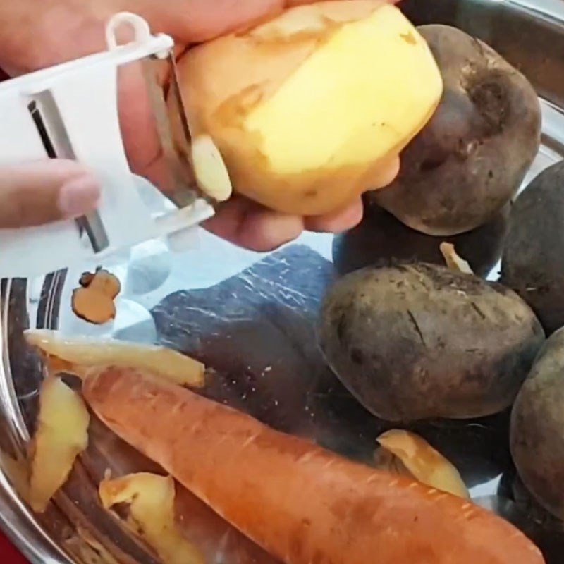 Củ dền tươi ngon đã được gọt vỏ, rửa sạch và cắt miếng vừa ăn cho món canh