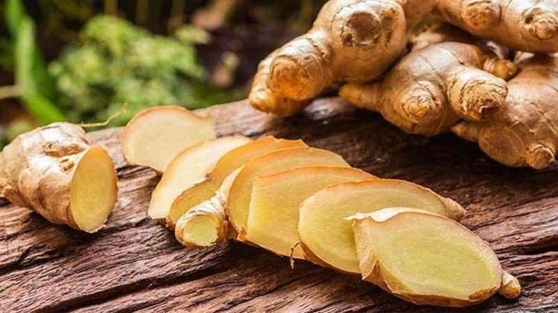Củ gừng tươi nguyên, nguyên liệu giúp giải nhiệt và làm ấm cơ thể khi ăn hạt dưa.