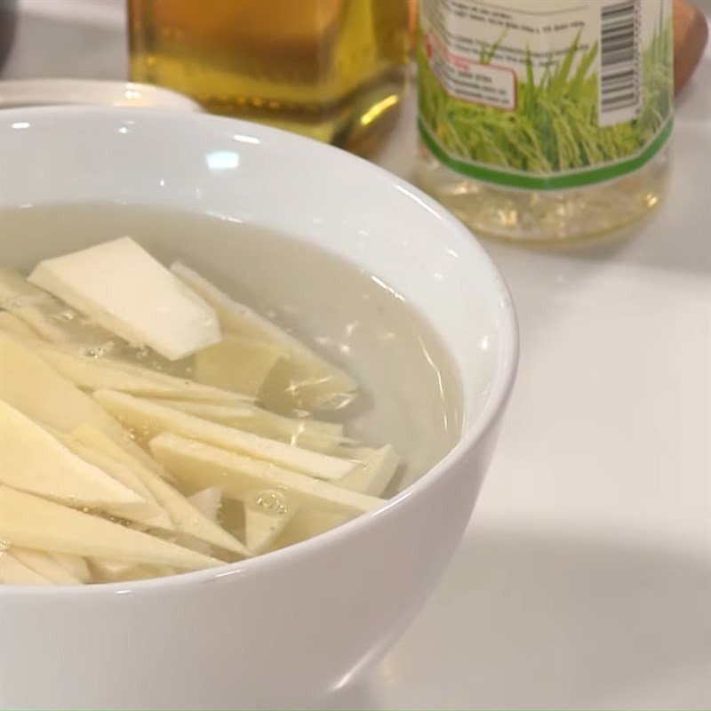 Củ hũ dừa tươi đã thái miếng, ngâm trong nước giấm để giữ độ trắng