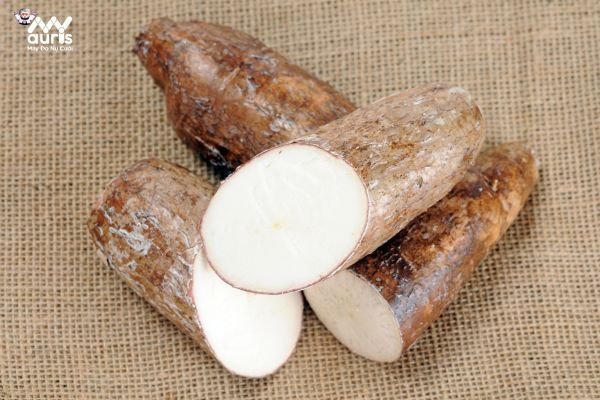 Khoai Mì Hấp Bao Nhiêu Calo? Phân Tích Dinh Dưỡng Chi Tiết Củ khoai mì tươi nguyên vỏ, tượng trưng cho nguồn gốc và giá trị dinh dưỡng của nó