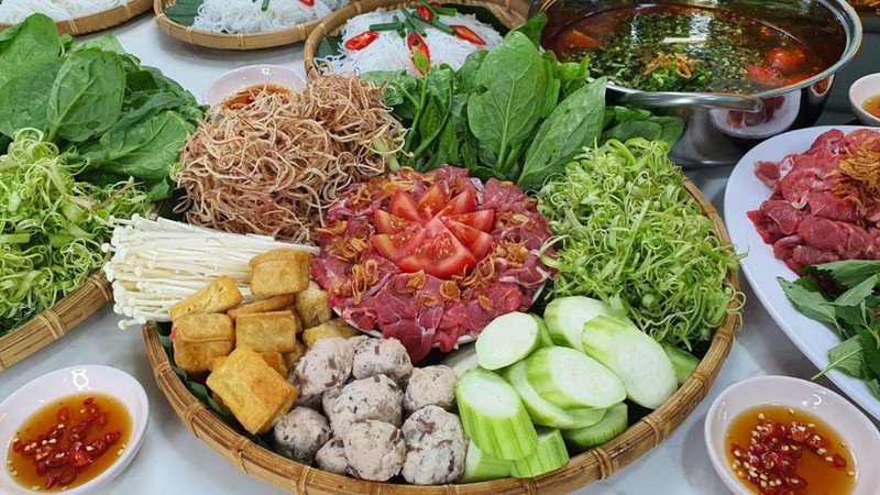 Cách Nấu Lẩu Cua Đồng Mồng Tơi Chuẩn Vị, Đậm Đà Tại Nhà Cua đồng tươi và rau mồng tơi chuẩn bị cho món lẩu cua đồng mồng tơi bổ dưỡng