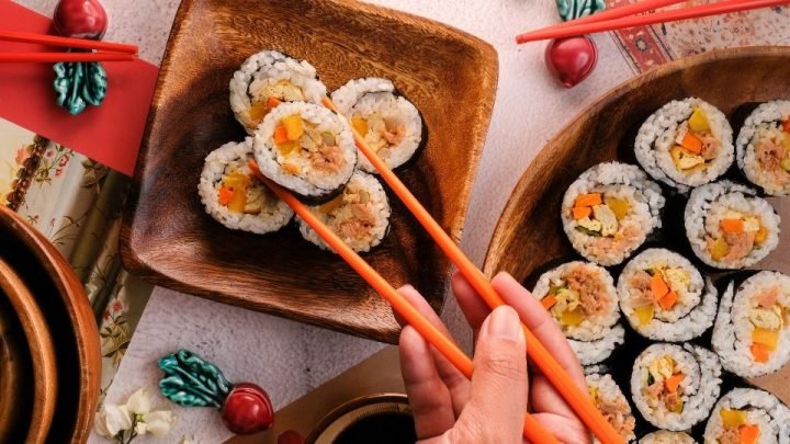 Cuộn kimbap truyền thống với đa dạng nguyên liệu