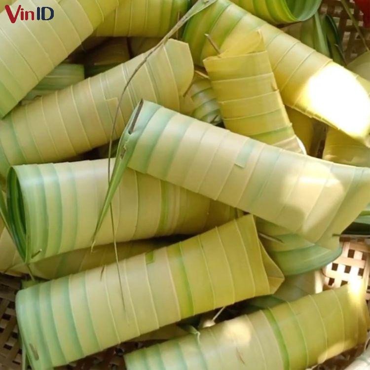 Cuộn lá dừa gói bánh lá dừa nhân đậu tương tự nhân chuối