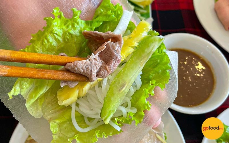 Cuốn lẩu bò nhúng dấm cùng bánh tráng, bún và các loại rau sống