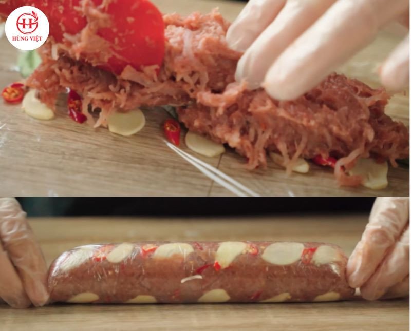 Cuộn nem thịt sống bằng màng bọc thực phẩm trước khi gói lá