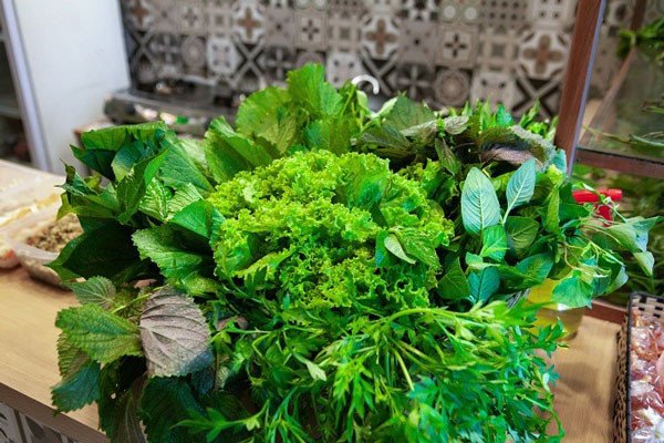 Đa dạng rau sống ăn kèm bánh xèo miền Trung tăng thêm hương vị