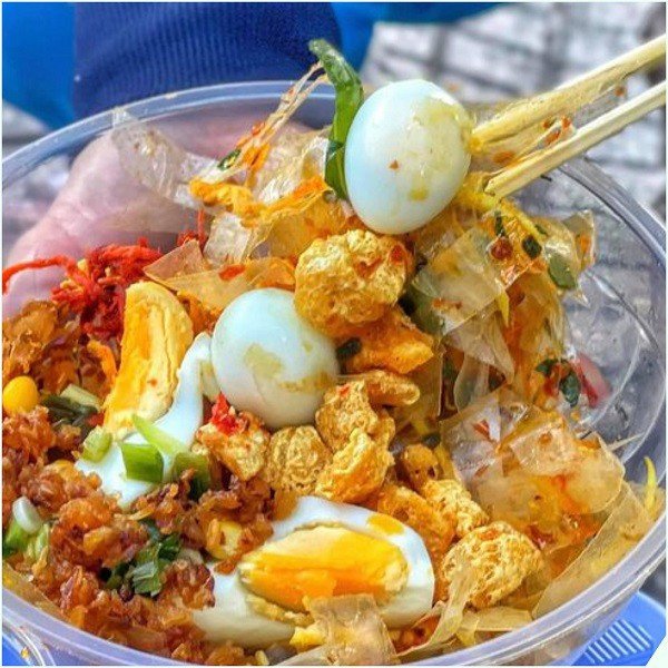 Da heo, da gà chiên cũng được dùng làm topping cho món bánh tráng trộn và sốt