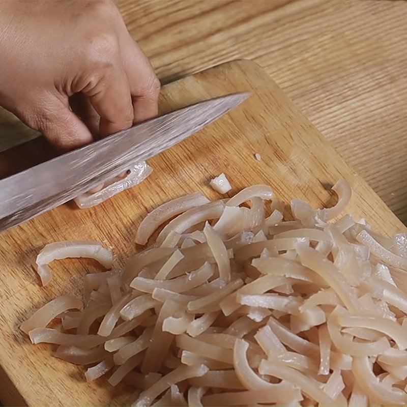 Da lợn đã luộc được cắt thành sợi hoặc miếng mỏng.