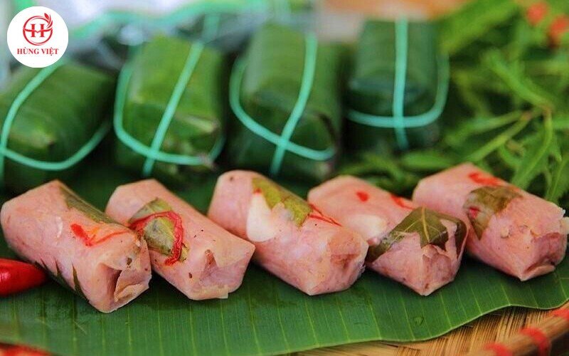 Đặc sản nem chua truyền thống làm từ thịt lợn sống